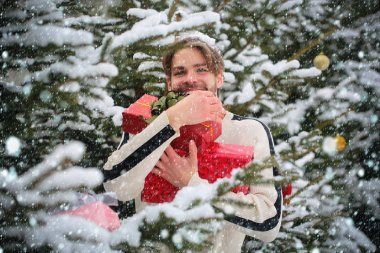 Kar ahşap kırmızı kutuları gülümseyen adam