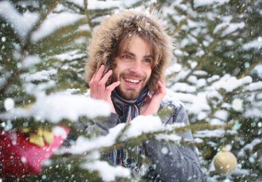 Kar ormandaki sakallı yüzü ile mutlu maço