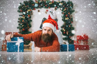 Mutlu yüz mevcut kutusunu sakallı Noel adam.