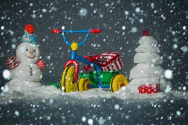 Kardan adam ve kar xmas ağacı üzerinde gri gökyüzü