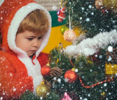 Noel hediye ile mutlu çocuk.