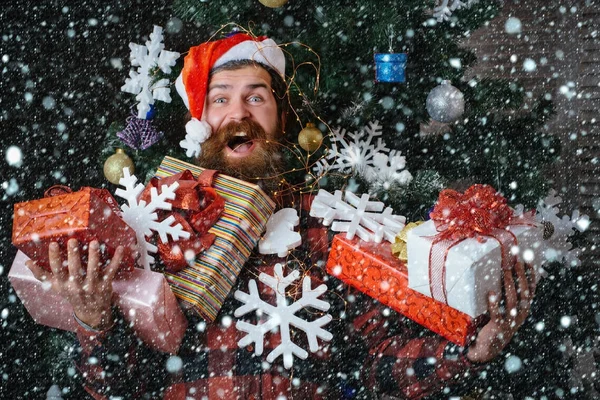 Homem de Natal com barba no rosto feliz segurar presente . — Fotografia de Stock