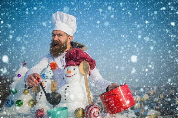Opgewonden man in de hoed van de chef-kok ladling soep op winterdag — Stockfoto