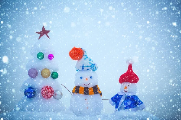 Bonhommes de neige avec des visages souriants dans les vêtements — Photo