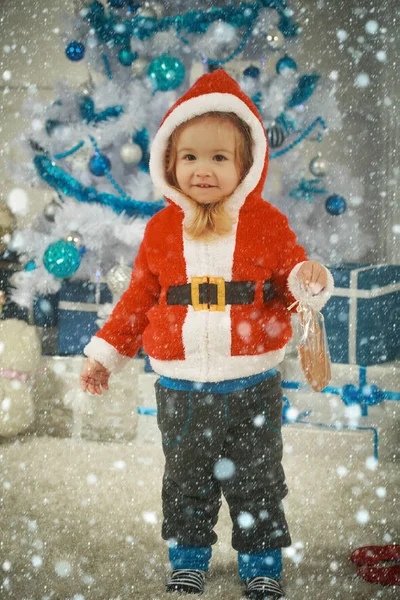 Weihnachtsglückliches Kind mit Bär und Geschenk, Cyber-Montag. — Stockfoto