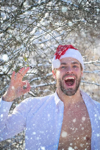 Adam Noel Baba şapkası ve ok el gösterilen açık gömlek — Stok fotoğraf