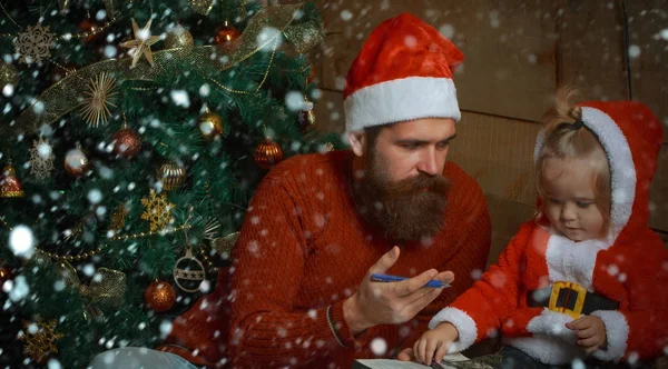 サンタ クロース子供とクリスマス ツリーのひげを生やした男. — ストック写真