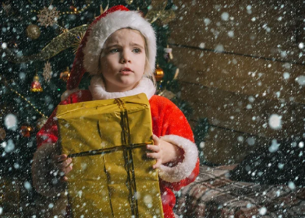 Navidad niño feliz con caja de regalo . — Foto de Stock