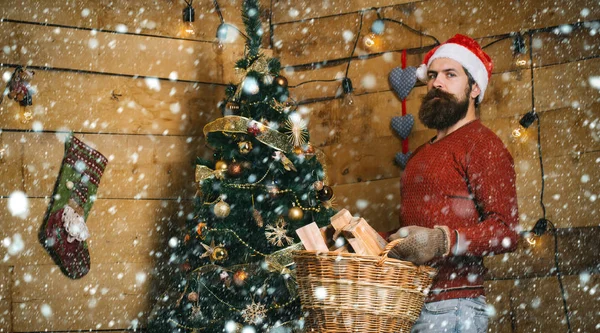 Kerst man met baard op ernstige gezicht bij huidige doos. — Stockfoto