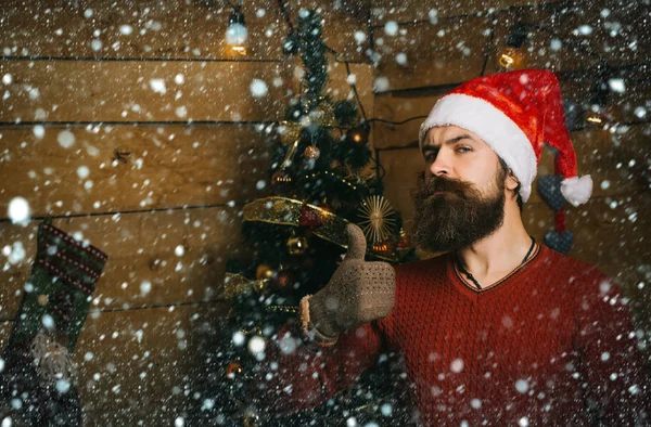 Nytt år kille på julgran med garland. — Stockfoto