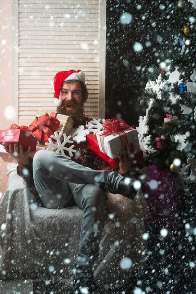Papai Noel homem com caixa de presente na árvore de Natal . — Fotografia de Stock