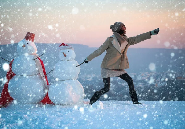 Santa claus girl with snowman. — Stock Photo, Image