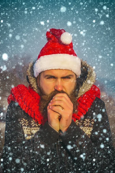 Hombre de Navidad con barba larga y bigote en la cara . —  Fotos de Stock