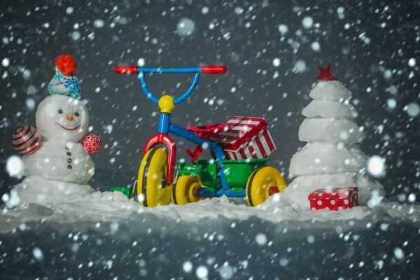 Sneeuwpop en sneeuw kerstboom op grijze lucht — Stockfoto