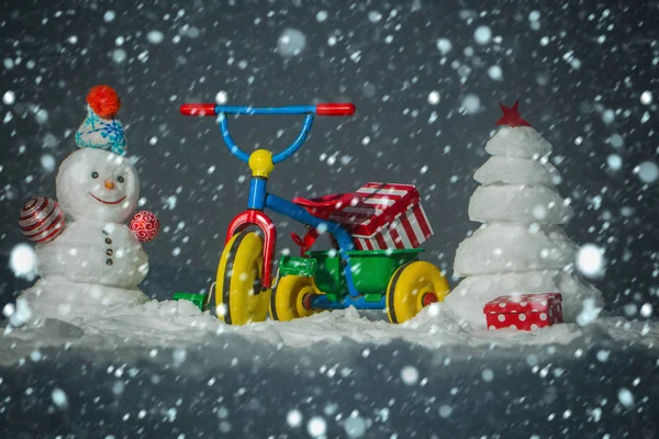 Kardan adam ve kar xmas ağacı üzerinde gri gökyüzü