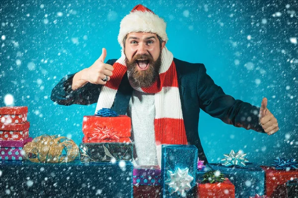 Weihnachtlich glücklicher Mann in Geschenk-Box auf blauem Hintergrund. — Stockfoto