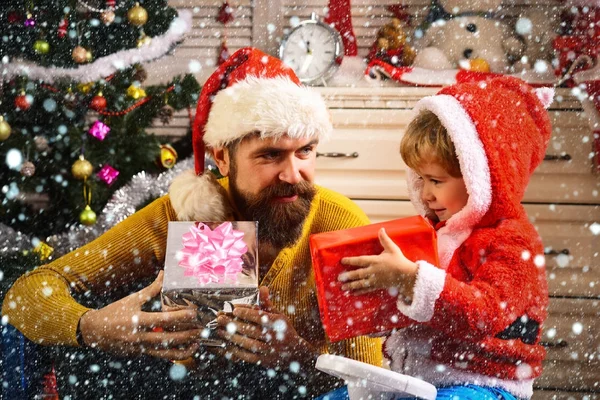 Natal criança feliz e pai com caixa de presente . — Fotografia de Stock