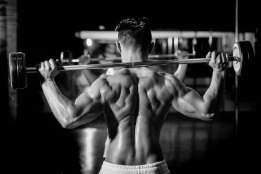 kaslı adam spor salonunda eğitim