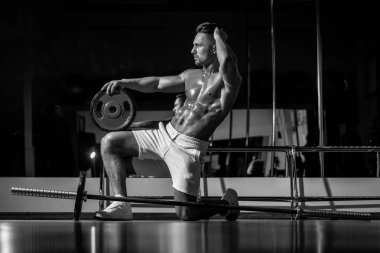 Barbell ile kas adam