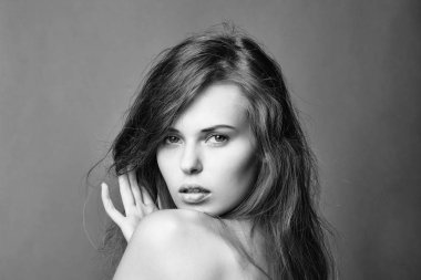 çıplak omuz ile oldukça seksi kız