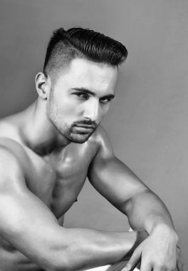 Yakışıklı adam veya kas maço