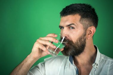 Akşamdan kalma ve susuzluk.