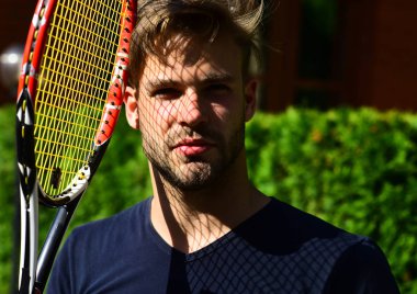 Güneşli raket ile tenis oyuncusu