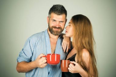 adam ve kız ile gri arka plan üzerinde mulled şarap.