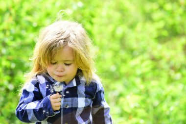 Cennet gibi güneşli gün çiçek çocukla