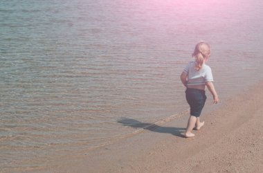 Çocuk tshirt ve şort yürüyüş tropikal plaj