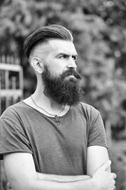 Mavi gökyüzü üzerinde sakallı adam