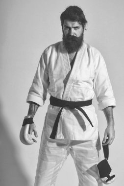 ciddi karate erkek kimono ve boks eldivenleri sakallı