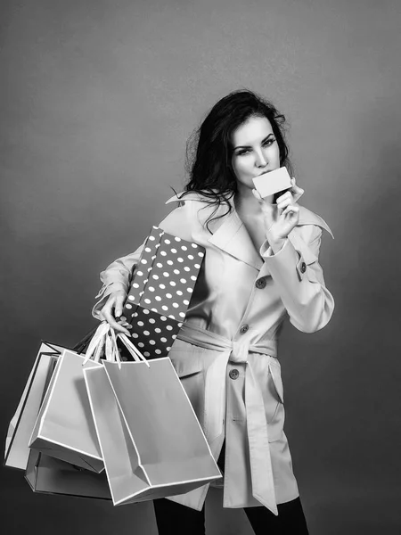 Mooi meisje met boodschappentassen — Stockfoto