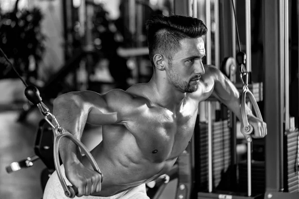 Musculoso hombre entrenamiento en gimnasio — Foto de Stock