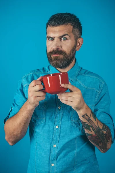 Hipster barbudo con taza de leche . —  Fotos de Stock