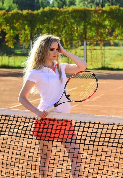 Joueuse avec raquette de tennis le jour ensoleillé — Photo