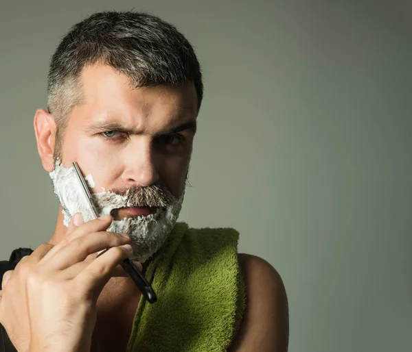 Ernstige hipster in barbershop en nieuwe technologieën. — Stockfoto