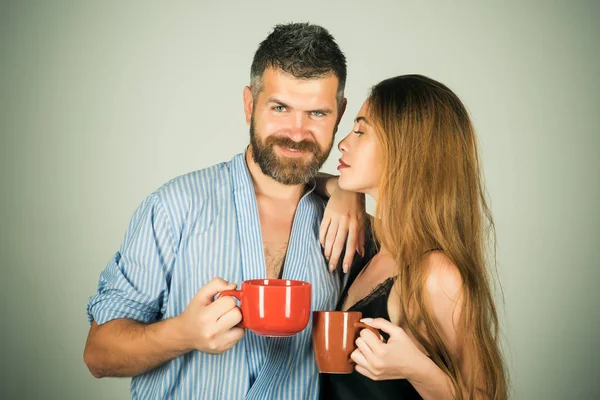 adam ve kız ile gri arka plan üzerinde mulled şarap.