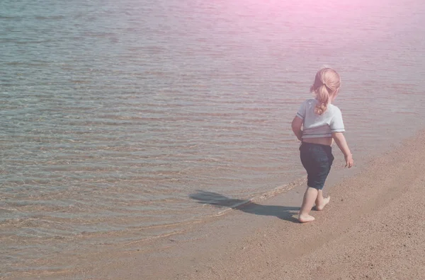 Çocuk tshirt ve şort yürüyüş tropikal plaj