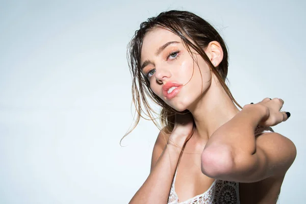 Shampoo und Lotion im Gesicht von Mädchen. — Stockfoto