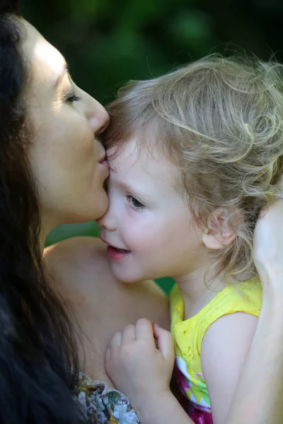 Mulher abraço filha no dia de verão — Fotografia de Stock