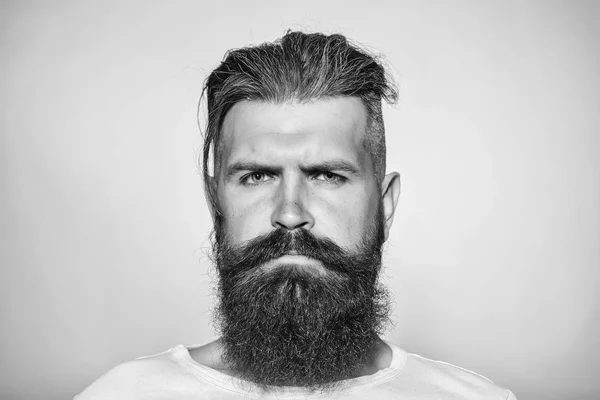 Poważny człowiek brodaty — Zdjęcie stockowe