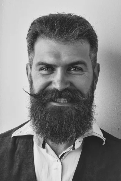 Bebaarde man, brutale Kaukasische hipster met gelukkig lachend gezicht — Stockfoto