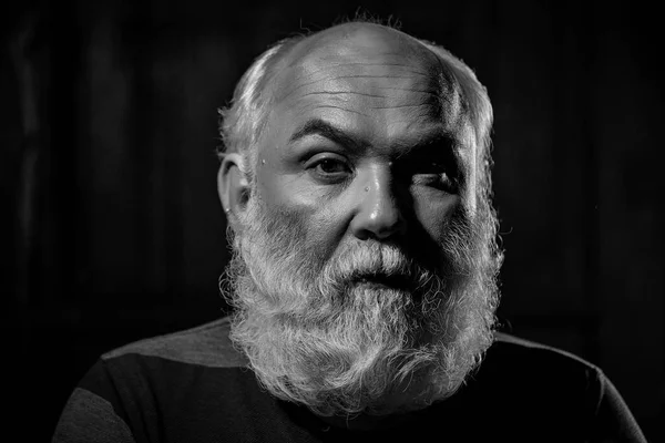 Hombre viejo con barba blanca — Foto de Stock