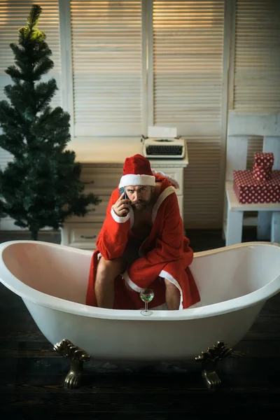 Banyo ev yalnız, kötü Noel Baba. — Stok fotoğraf
