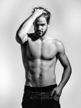 Yakışıklı kaslı seksi adam.