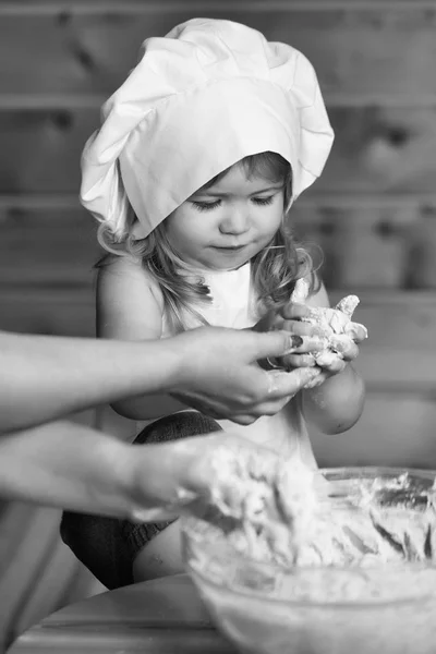 Menino feliz criança cozinhar amassar massa — Fotografia de Stock