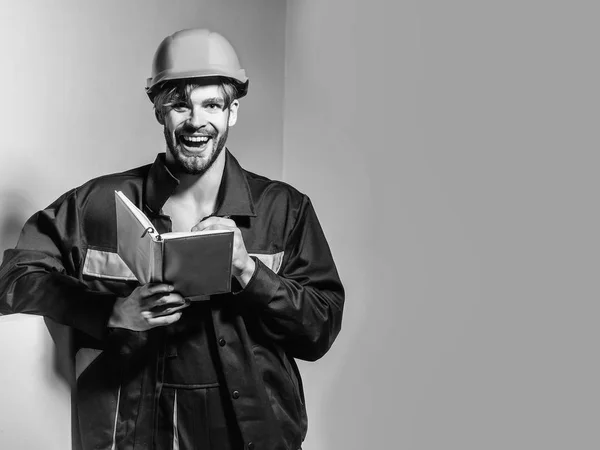 El hombre feliz lleva el libro de contabilidad —  Fotos de Stock