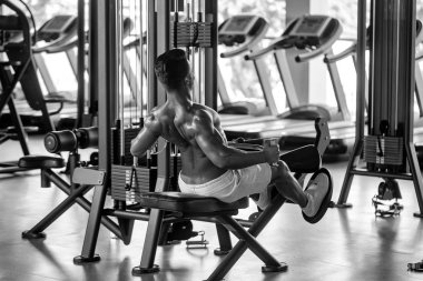 kaslı adam spor salonunda eğitim