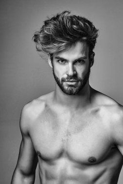 Yakışıklı seksi kaslı adam